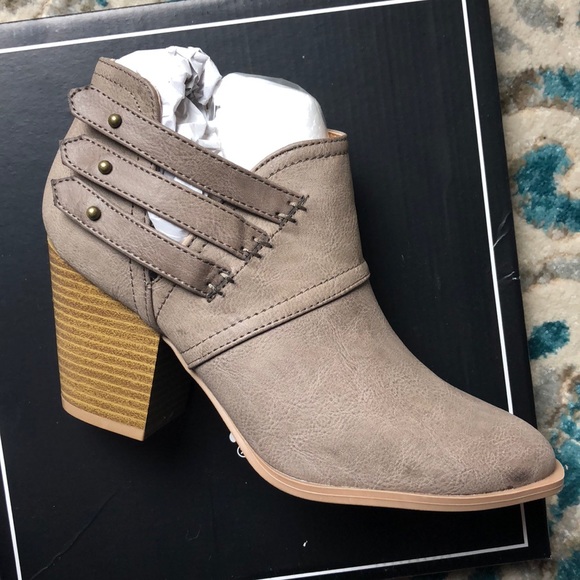 Shoes - 🎈Size 6.5 Qupid Taupe booties!